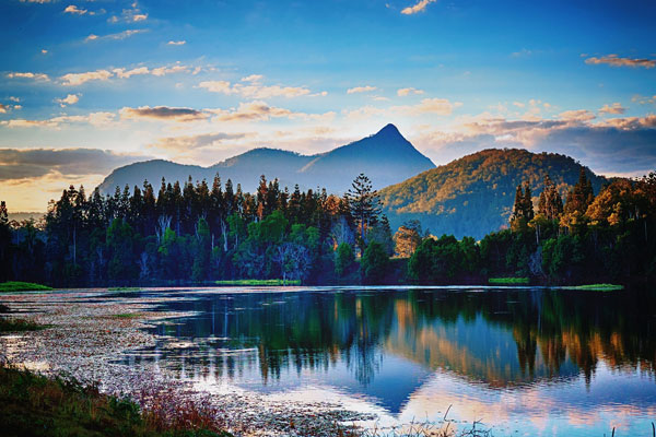 Le Mont Warning et son reflet dans un lac