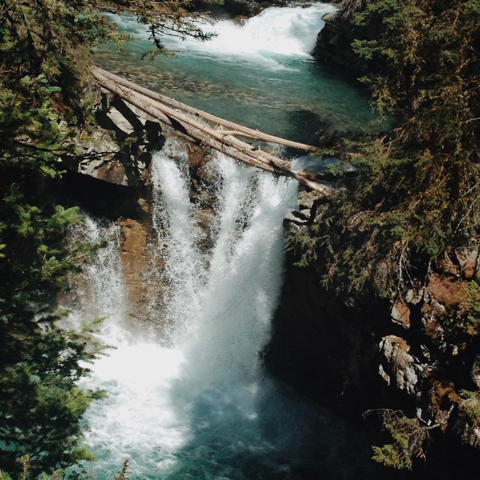 Chute d'eau sur le chemin de la randonnée du Johnston Canyon
